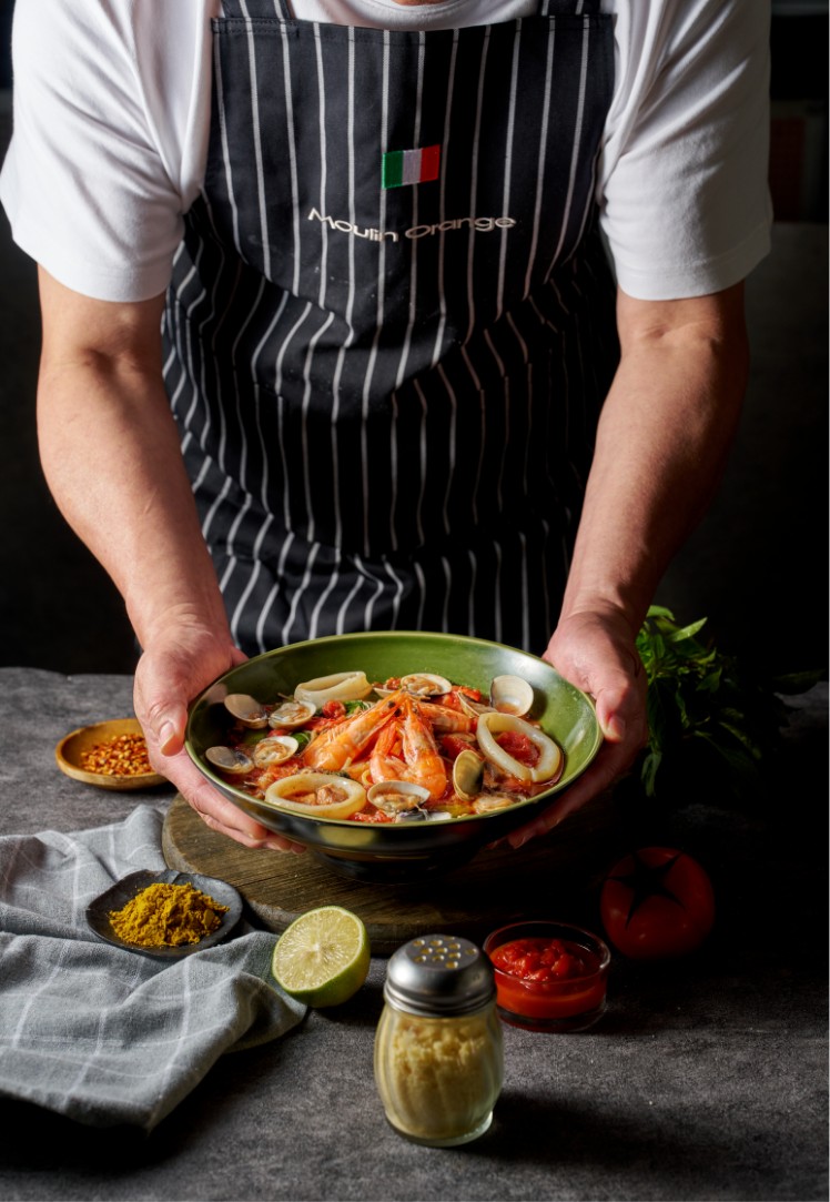 主廚拿義大利麵